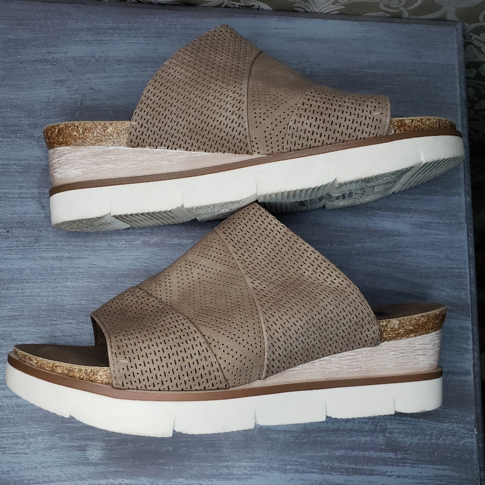 Natural Reflections "Constance" Tan Open-toed Wedge Mules Size 8. (SL2)